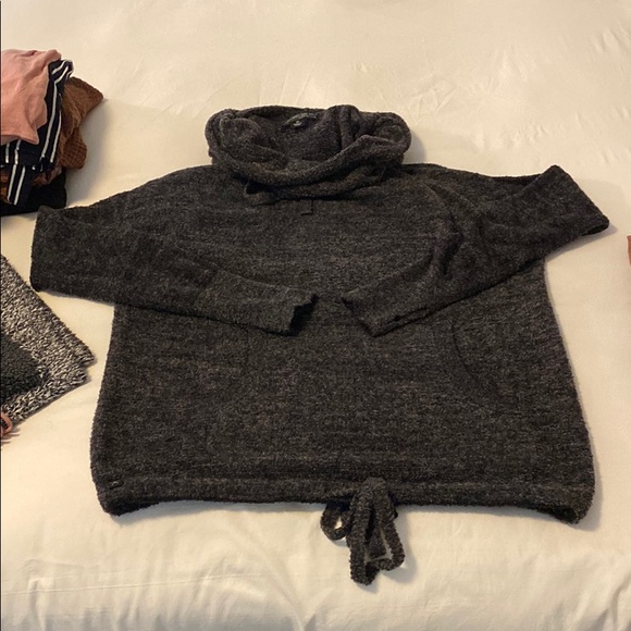 Barefoot dreams sweater- worn 2-3 times - Picture 1 of 4